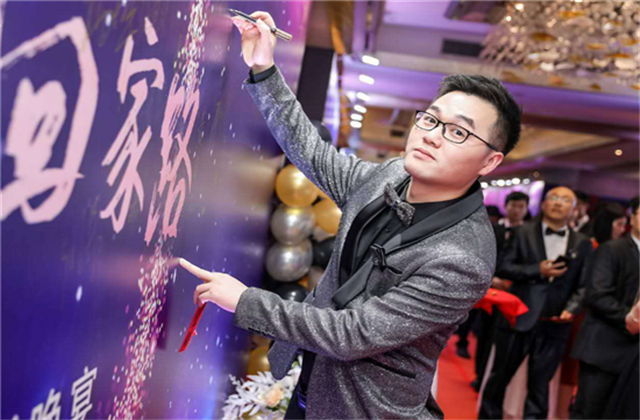 【高光“疫”事】勇敢逆行的特殊“网约车”——利来w6690后，用信念打通生命运输线